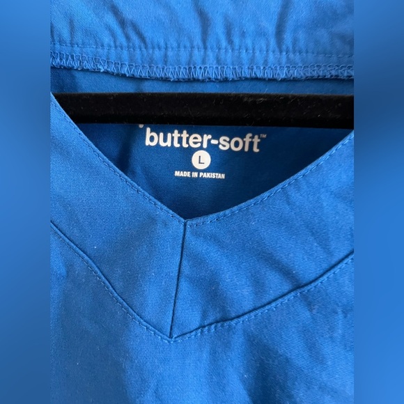 Butter soft scrub top , size large - Picture 3 of 4